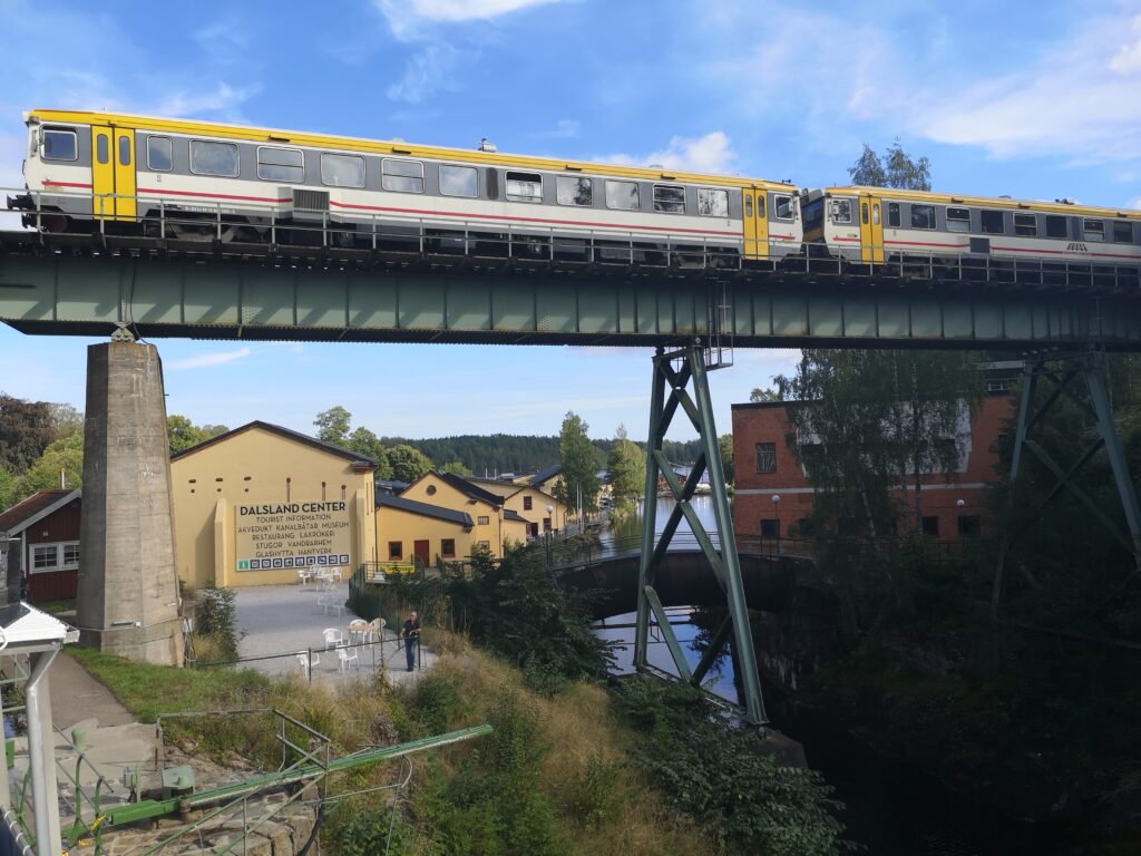 Tåg över akvedukten i Håverud
